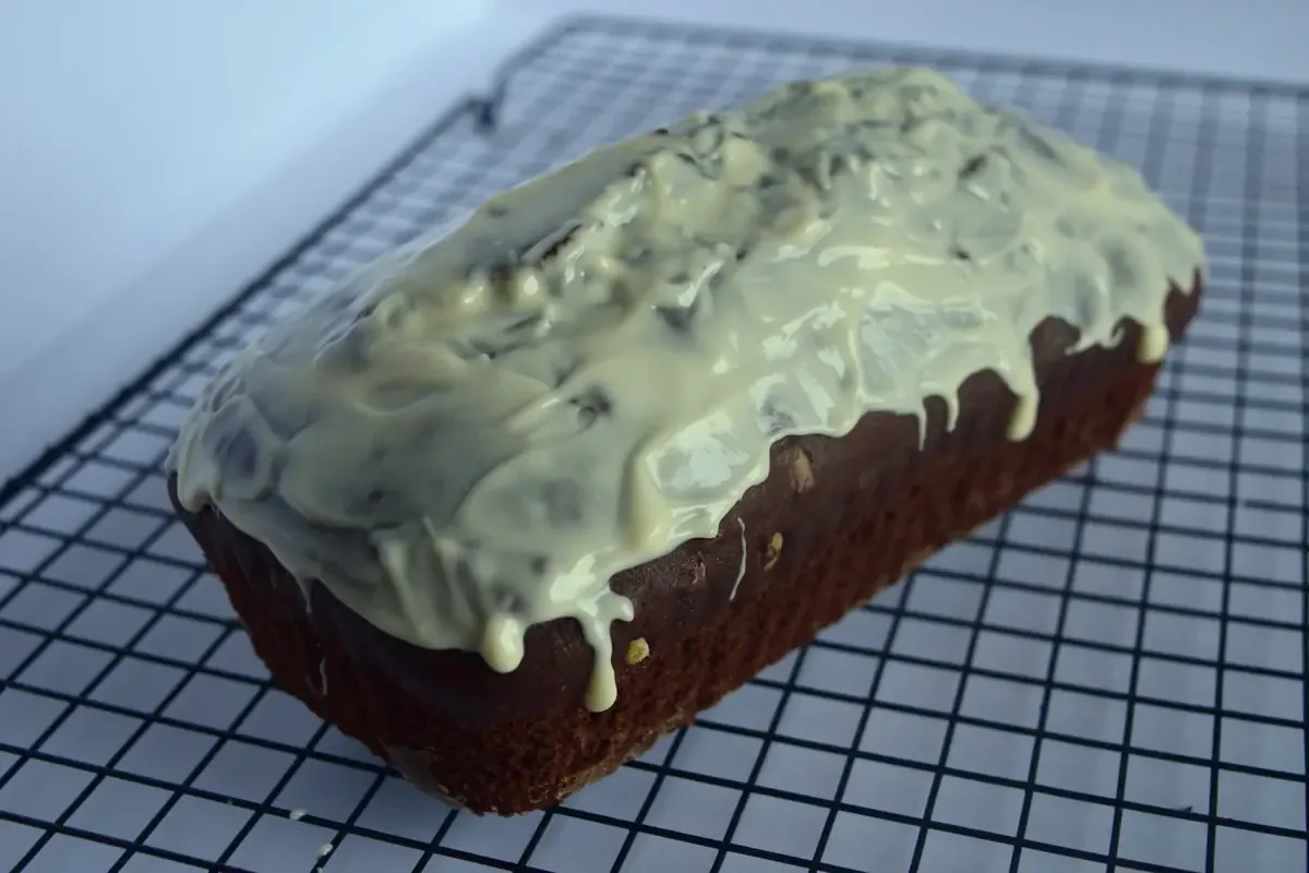 Budín glaseado sobre una rejilla