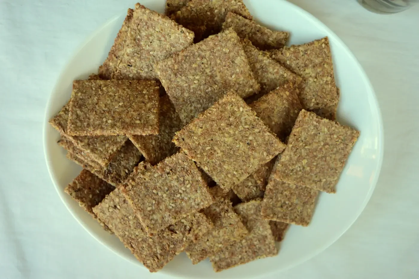 Galletitas crocantes en un plato