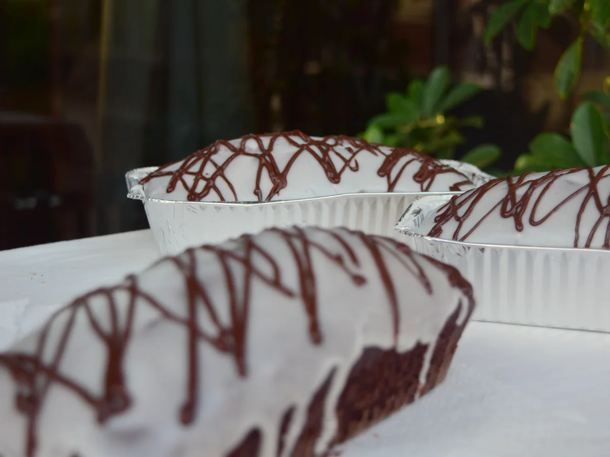 Budines glaseados con hilos de chocolate