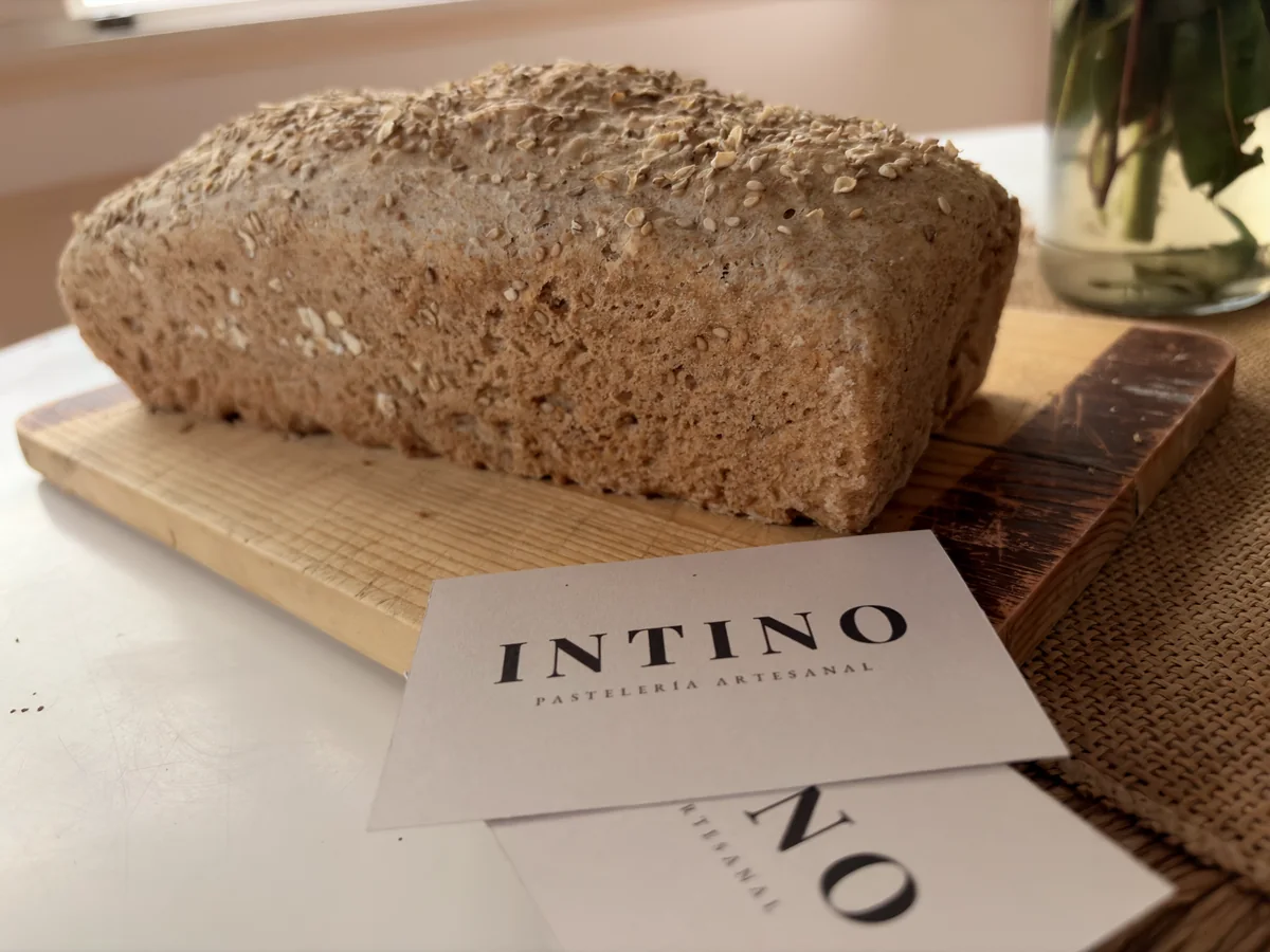 Pan de semillas con tarjeta de Intino